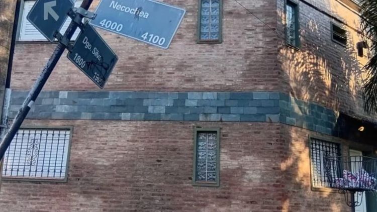 La casa en la que fueron encontrados los cuerpos, en Candioti Norte, ciudad de Santa Fe.