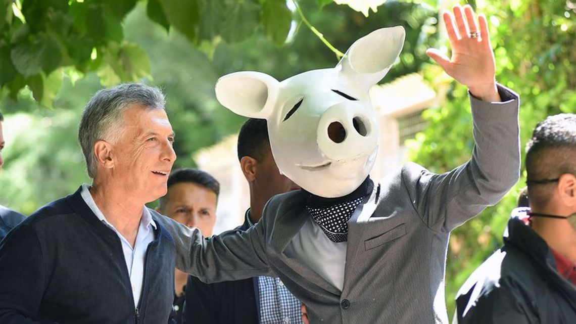 Mauricio Macri después de emitir su voto (con el personaje Chancho Blanco)