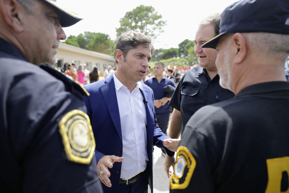  Axel Kicillof inauguró un nuevo destcamento y caballerizas de la Policía bonaerense en Pinamar 