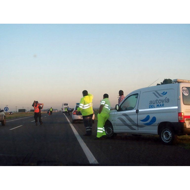 Cuatro muertos en Ruta 2 dos tras chocar camioneta con cartel publicitario