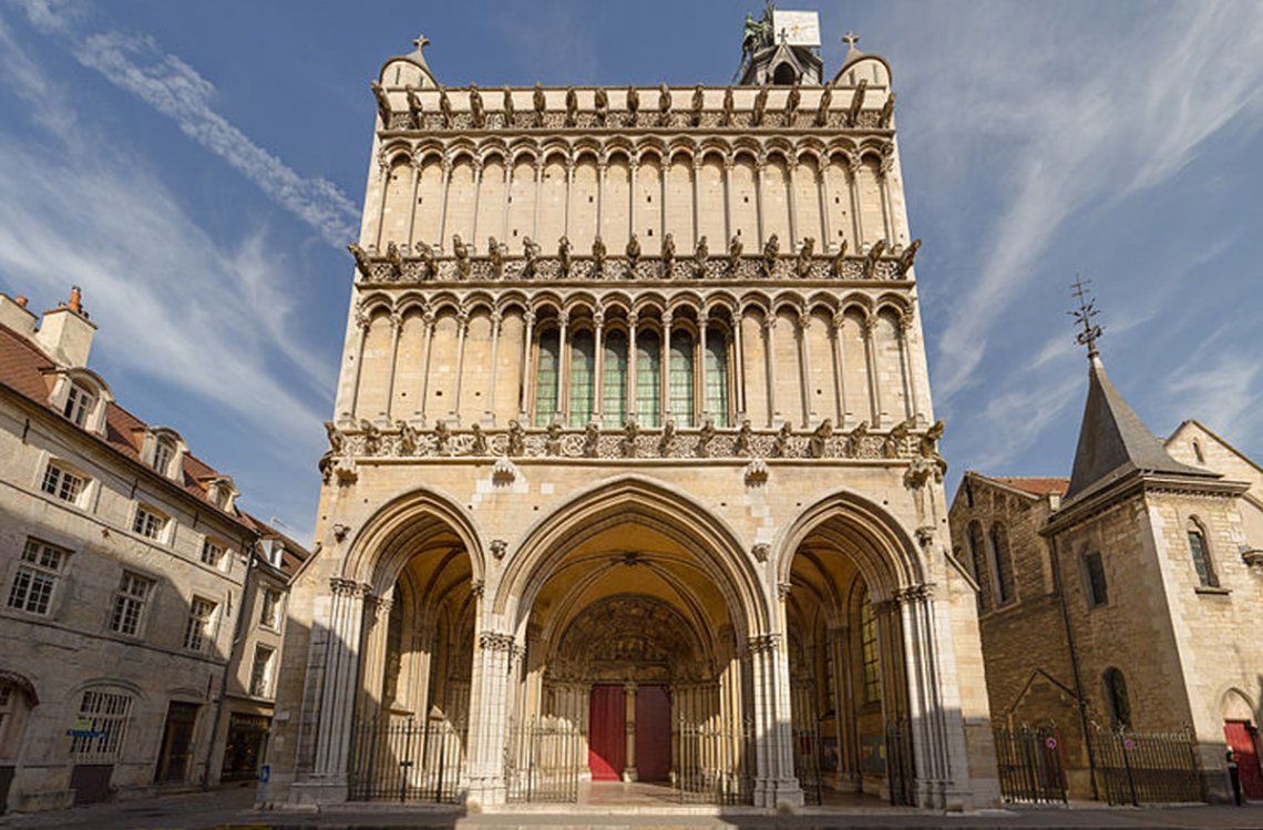 Francia: una docena de iglesias fueron profanadas en las últimas semanas