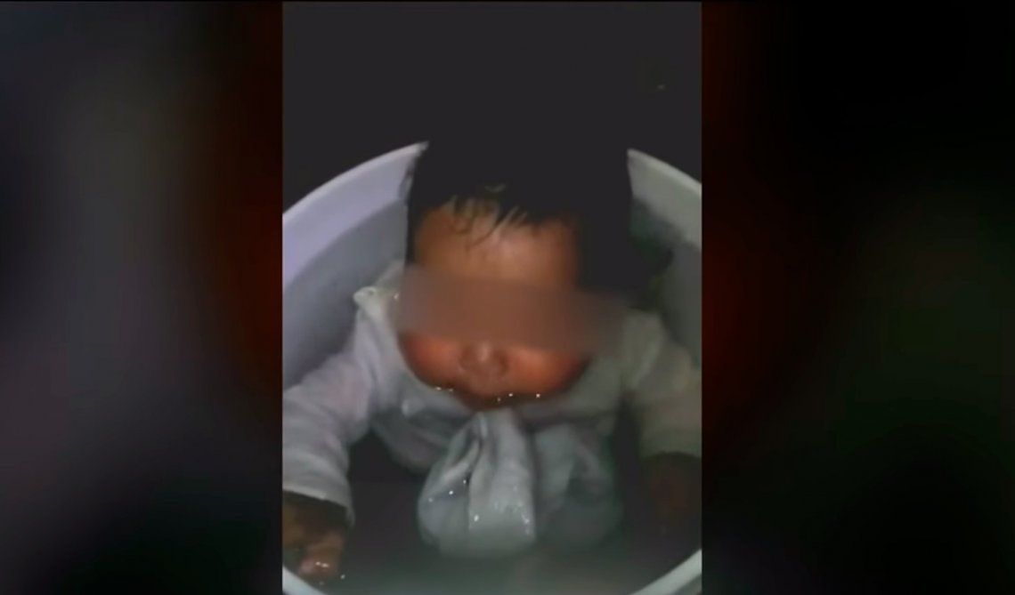 Madre se filmó ahogando a su bebé para vengarse de su ex y padre del menor