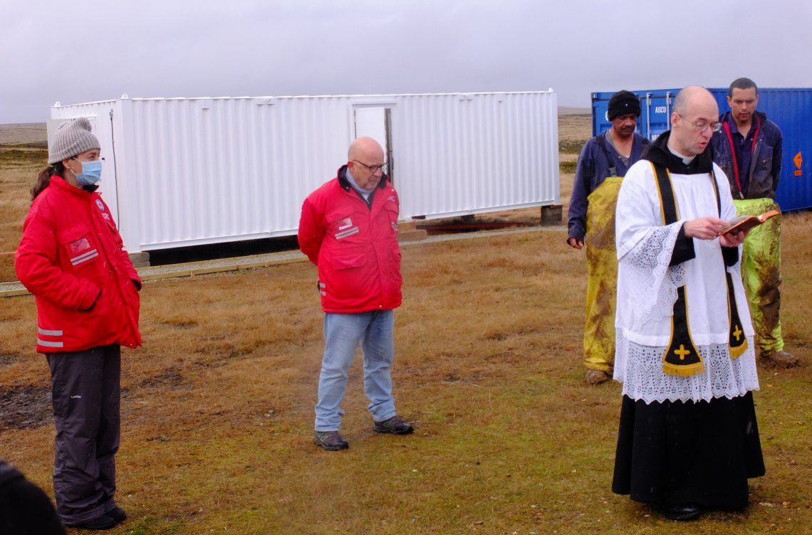 Los forenses de la Cruz Roja anunciaron el hallazgo en el cementerio de Darwin, en Malvinas. Los restos fueron bendecidos por un sacerdote antes de su exhumación.