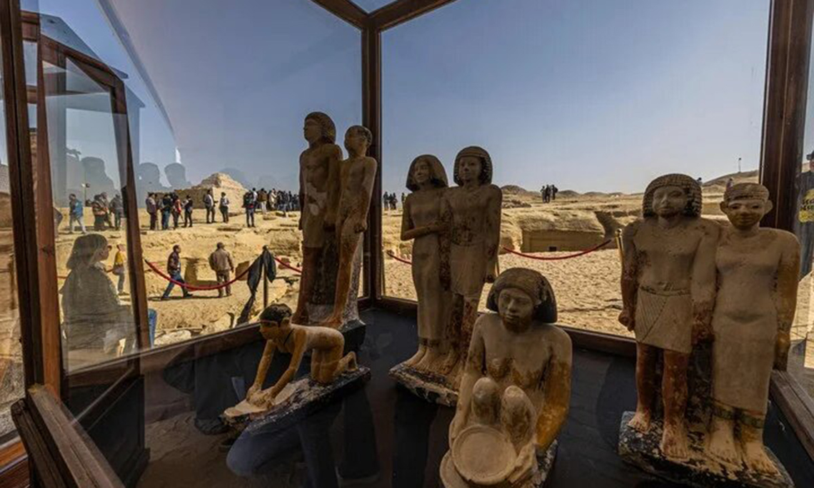 Algunas de las piezas que aparecieron en las nuevas tumbas descubiertas en Egipto