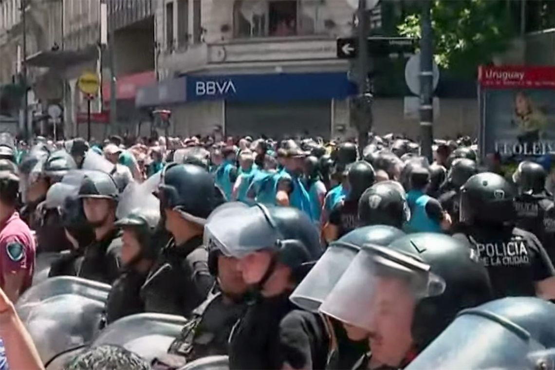 Marcha a Tribunales: tensión en la Avenida Corrientes con la Policía