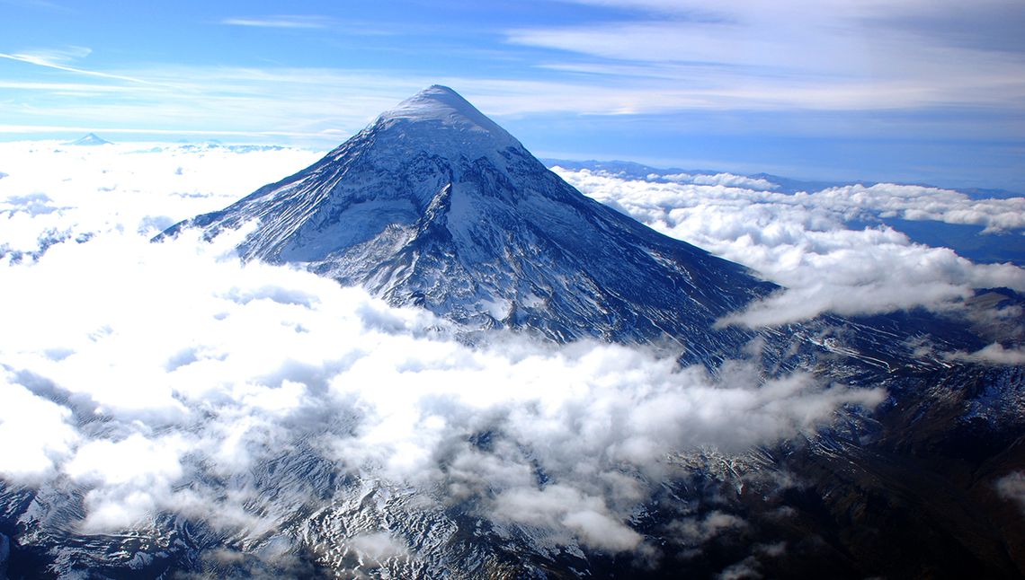 Declararon Sitio Sagrado Natural Mapuche al volcán Lanín.