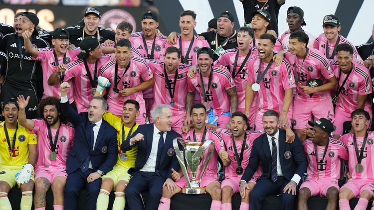 El capitán Lionel Messi levanta la Copa, primer título de la MLS para el Inter Miami.