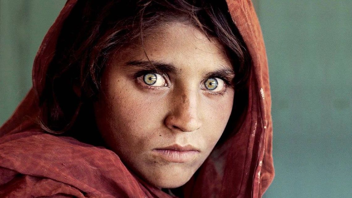 Italia le da asilo a la niña afgana de National Geographic