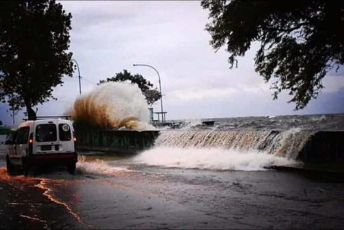 Evacuación en Punta Lara por la crecida del Río de la Plata.