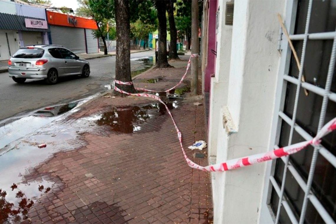 La escena donde fue encontrado el ladr&oacute;n que muri&oacute; tras ser baleado por un gendarme, en la zona norte de Rosario.