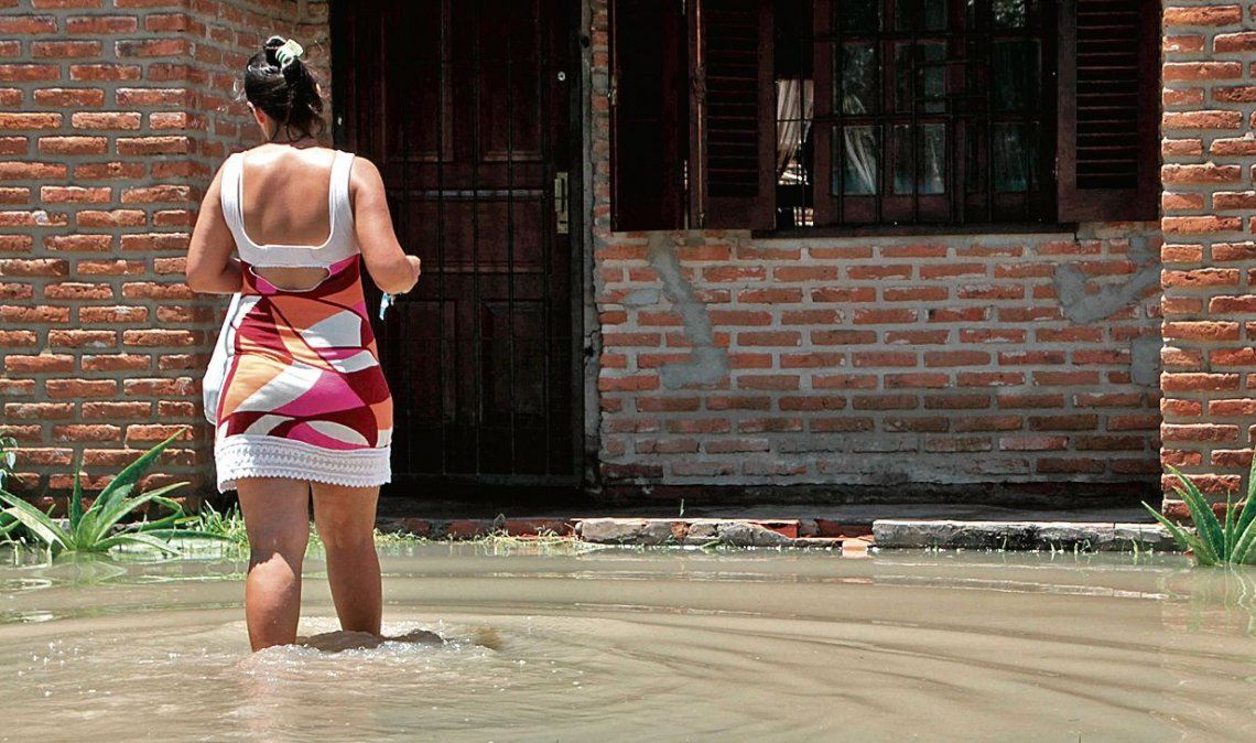 dEn Corrientes ya son más de 2.500 los evacuados y hay parajes aislados.