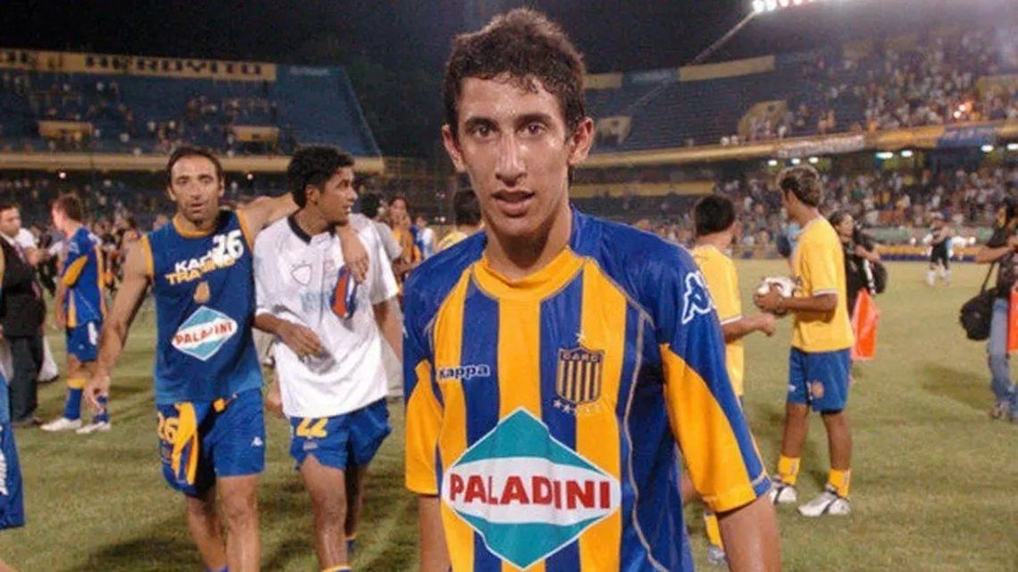Un juvenil Ángel Di María con la camiseta de Rosario Central