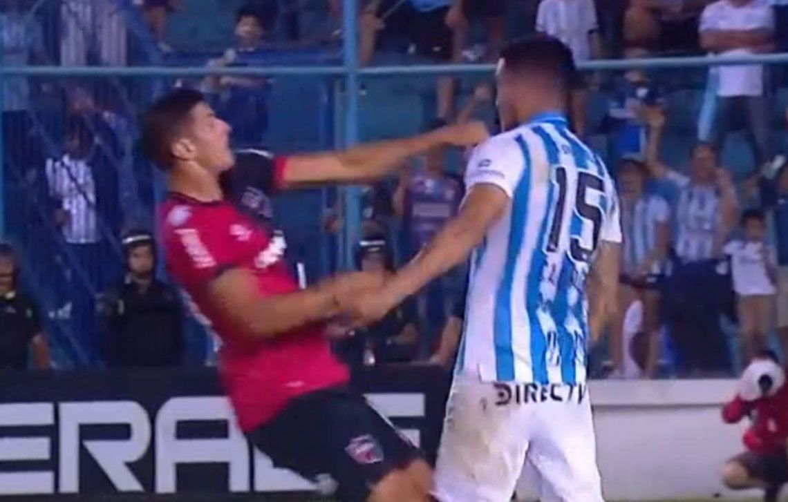 Box en pleno partido: Salinas y Cabral se trompearon en Atlético Tucumán y Newells