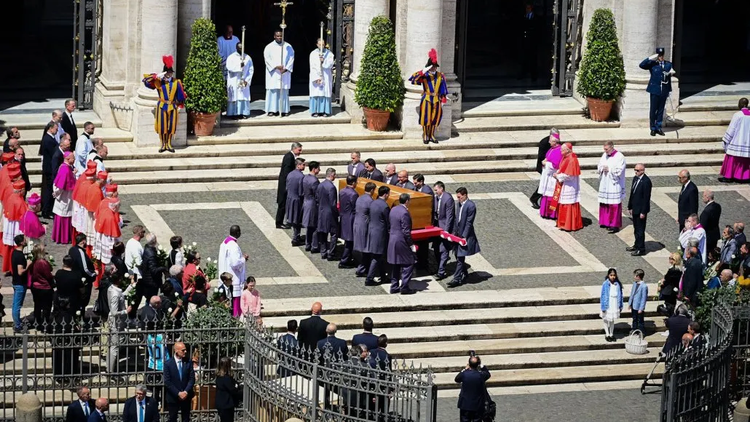 El momento en que el ataúd del Papa Francisco ingresaba a la Basílica Santa María la Mayor.
