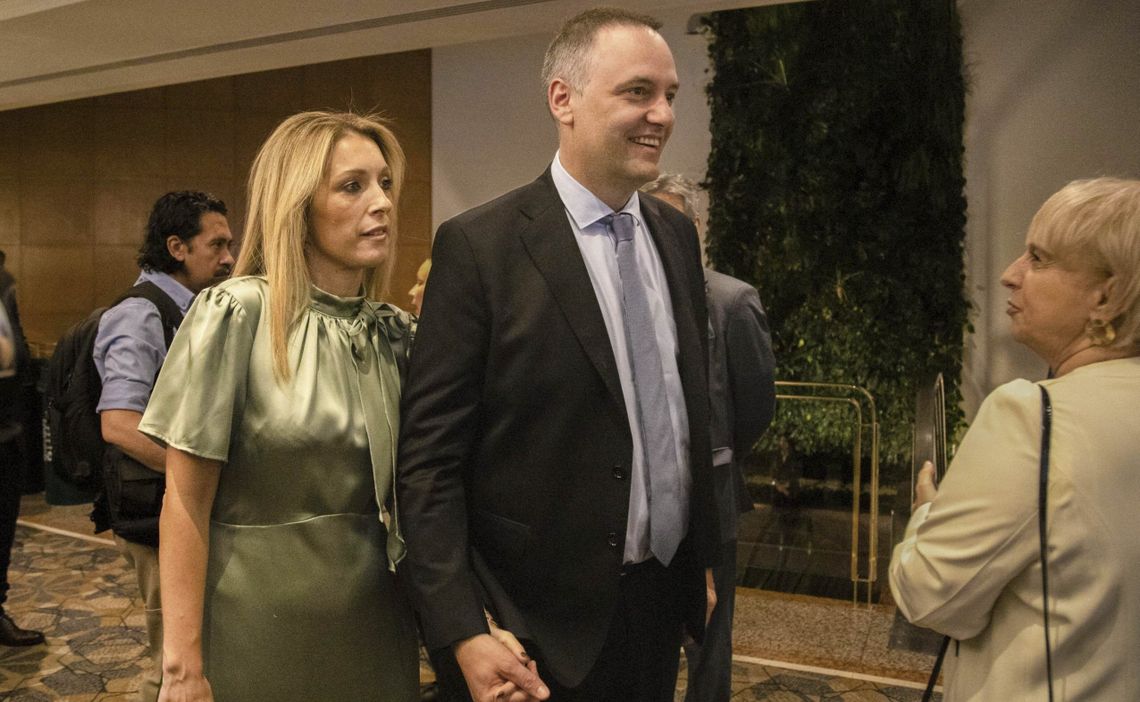 Adorni es investigado junto a su esposa Bettina Angeletti y su hermano Francisco. Adorni es investigado junto a su esposa Bettina Angeletti y su hermano Francisco.