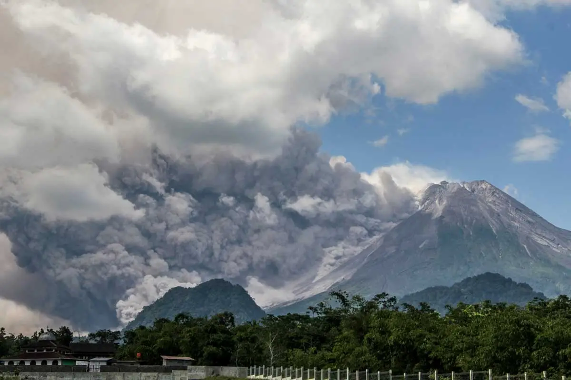 Indonesia: entró en erupción el volcán Merapi.