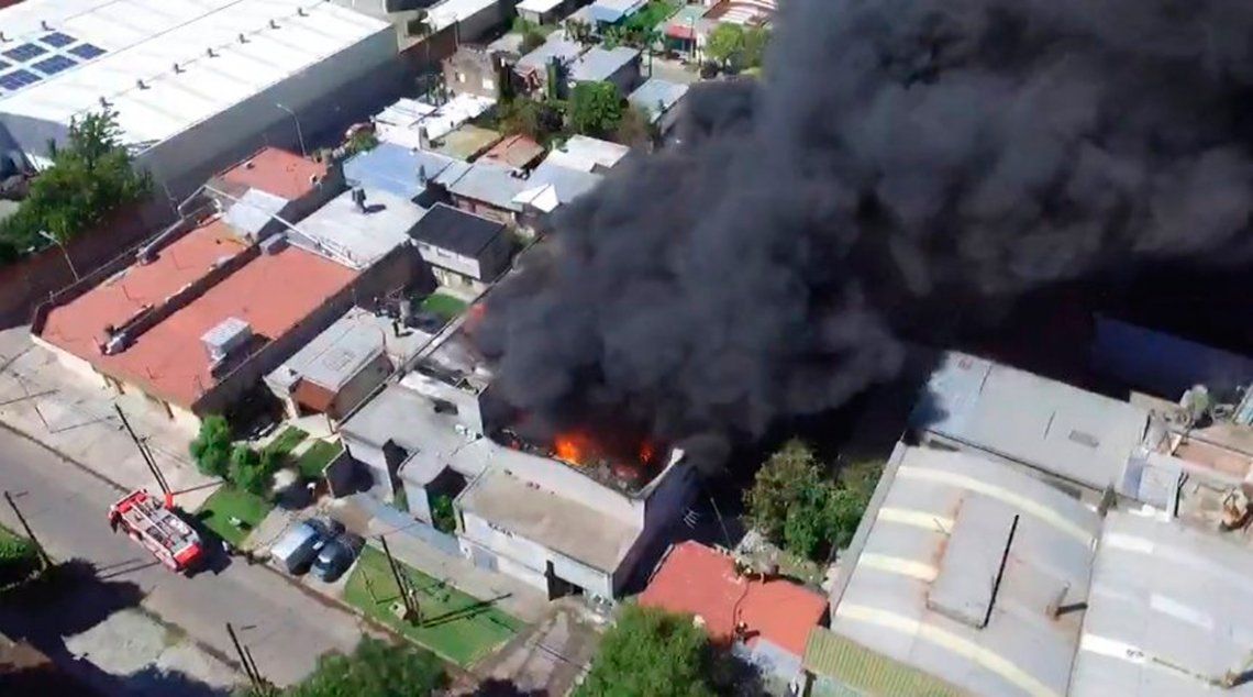 Impactante incendio en una fábrica de pintura en Loma Hermosa