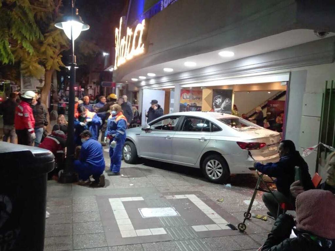 Varios heridos quedaron atrapados debajo del Volkswagen Virtus.