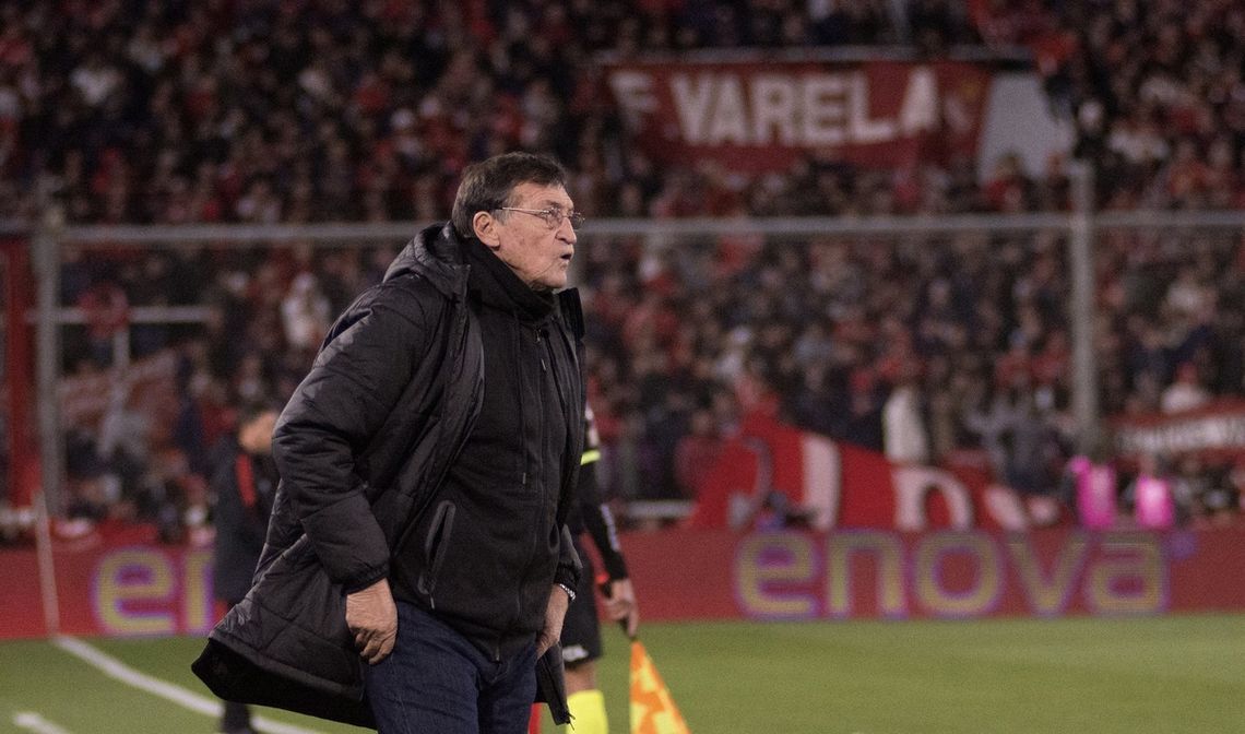 Julio César Falcioni prepara a Independiente para jugar con Huracán.