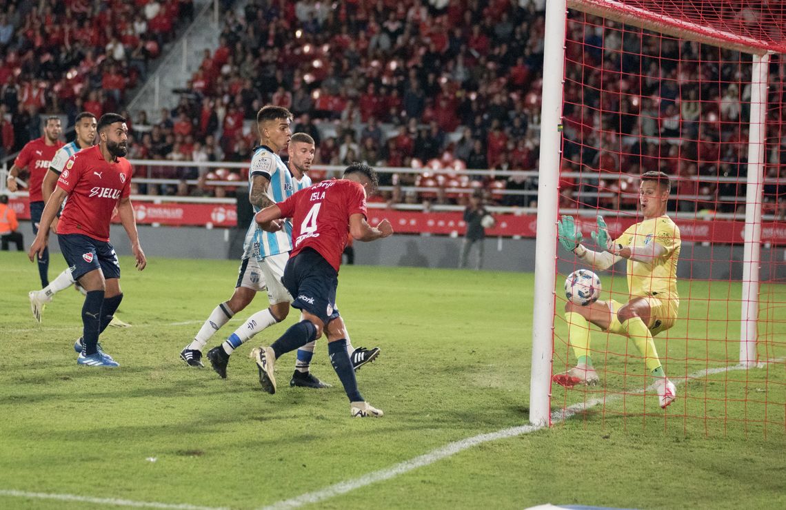 Mauricio Isla le dio el agónico empate a Independiente.