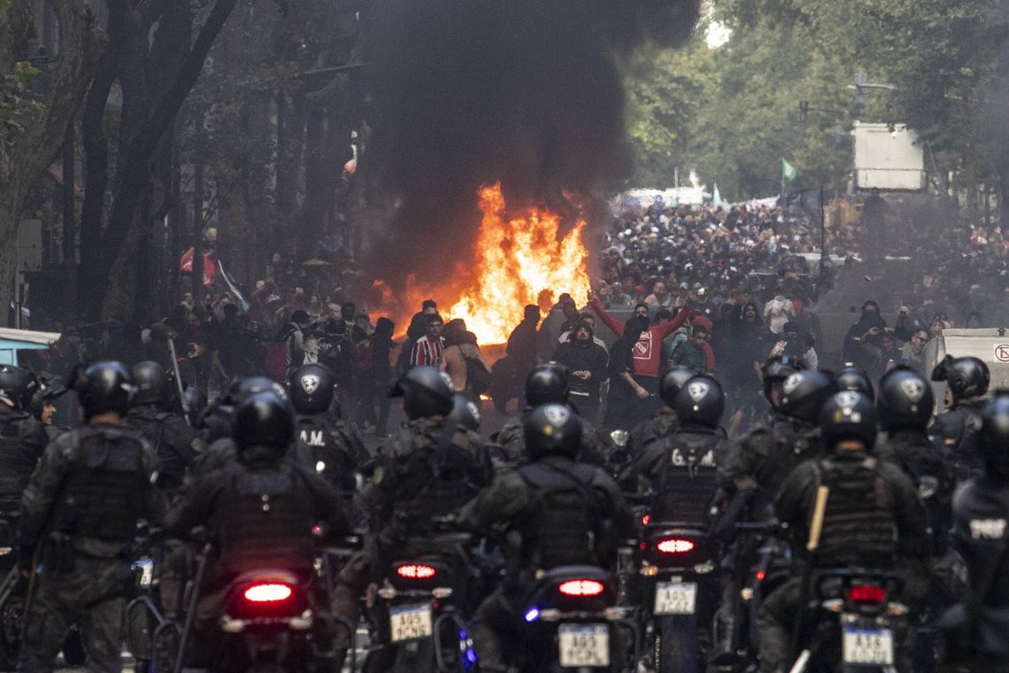 La marcha del último miércoles finalizó con graves incidentes y represión por parte de las fuerzas de seguridad. La marcha del último miércoles finalizó con graves incidentes y represión por parte de las fuerzas de seguridad.