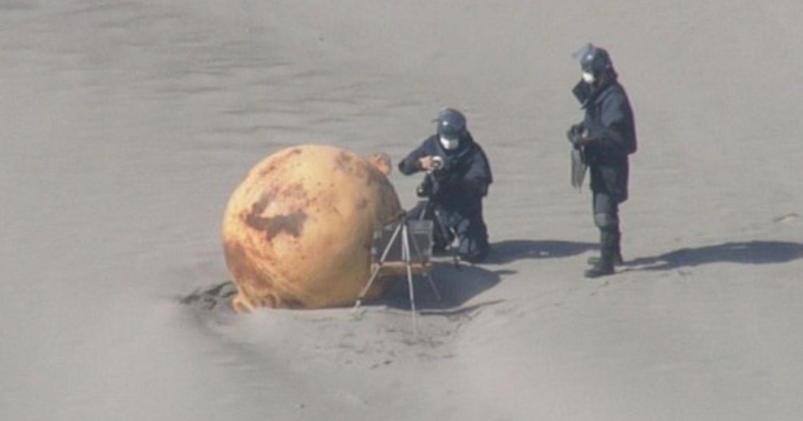 Japón: alerta por una esfera metálica encontrada en la costa de Shizuoka.