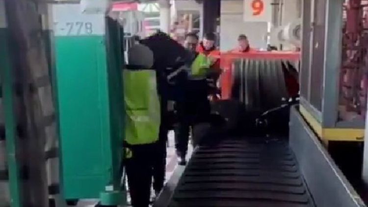 Aeroparque: Intercargo despidió a dos maleteros que revoleaban valijas