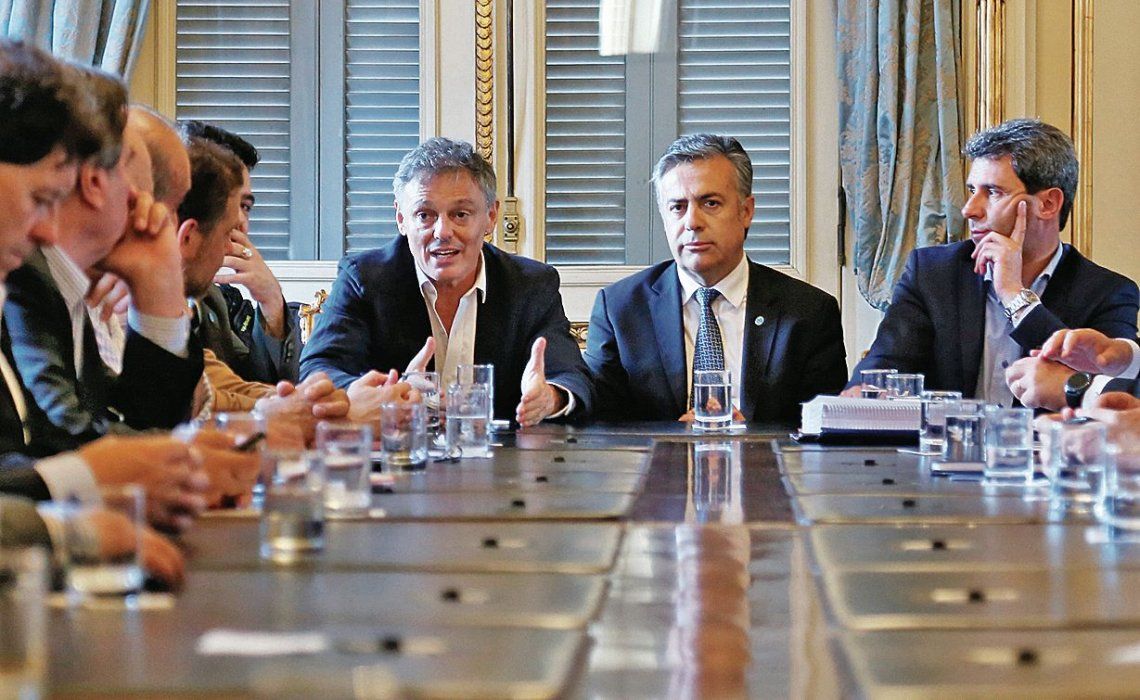dLos gobernadores Uñac y Cornejo junto al ministro de la Producción