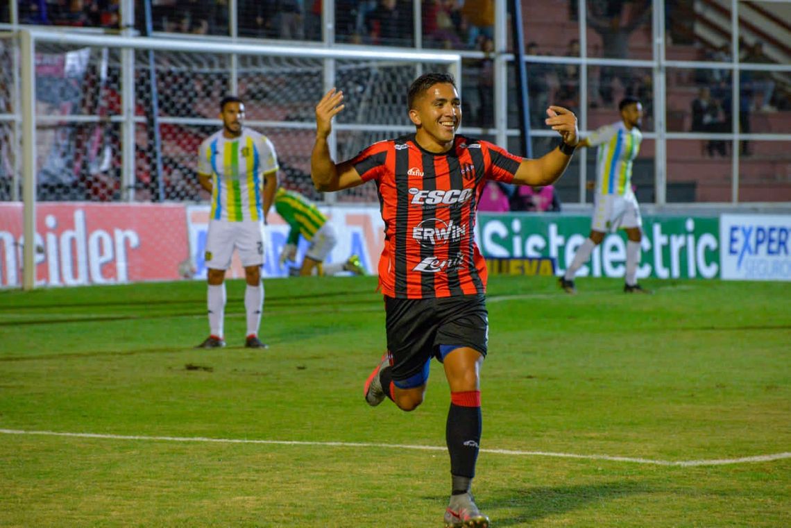 El festejo de Facundo Cobos tras el gol de Patronato