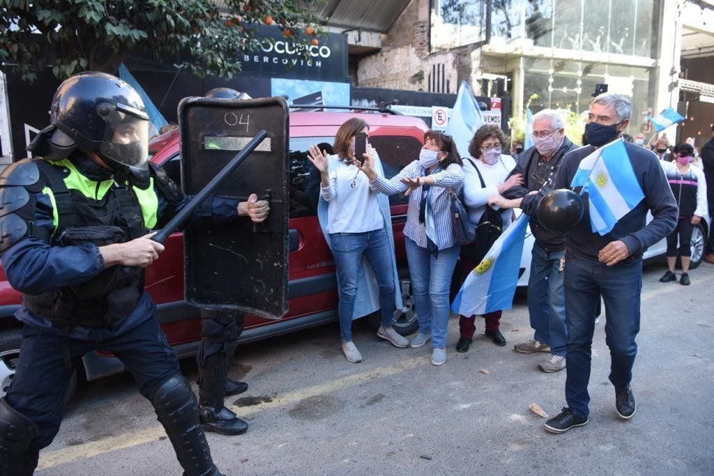 Los manifestantes, muchos de ellos jubilados, fueron reprimidos. Foto: La Gaceta.