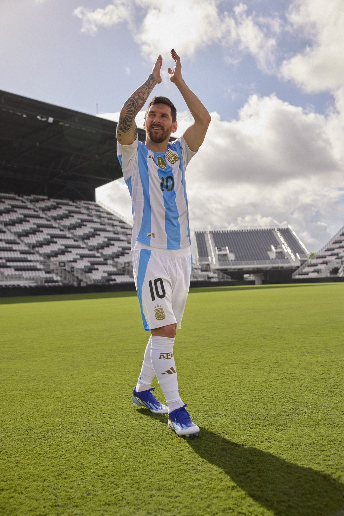 Lionel Messi, con la nueva camiseta de la Selecci&oacute;n. &iquest;La usar&aacute; en los pr&oacute;ximos amistosos?