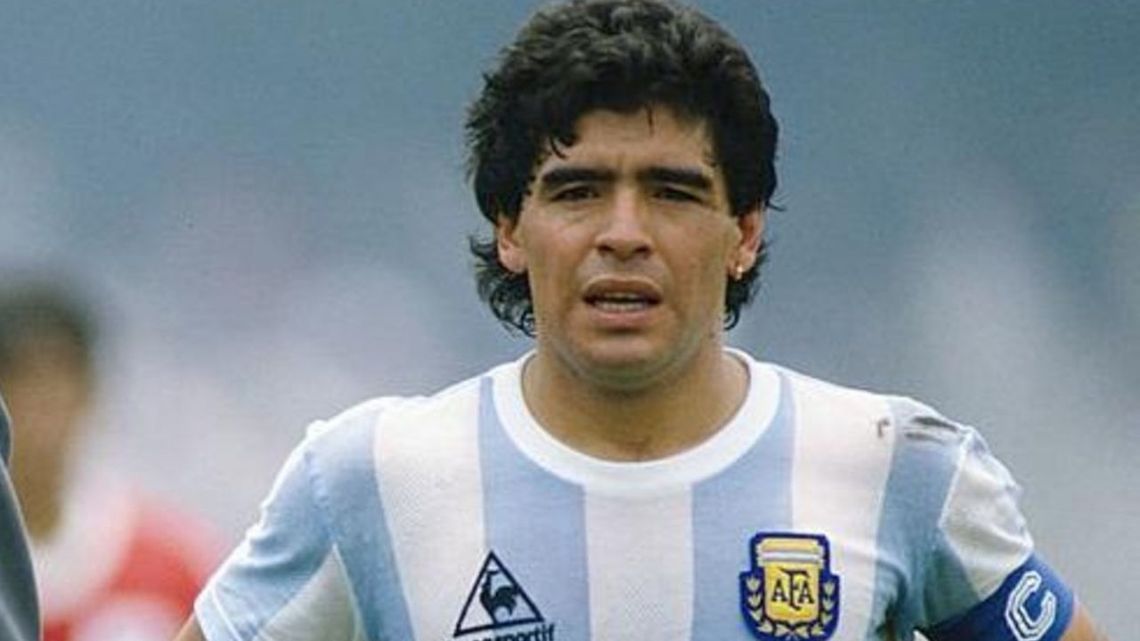 Diego Armando Maradona vistiendo la camiseta del seleccionado argentino. 