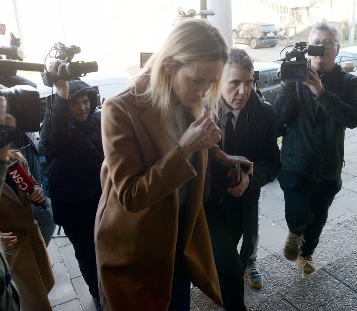 Julieta Prandi ingresando a Tribunales. 