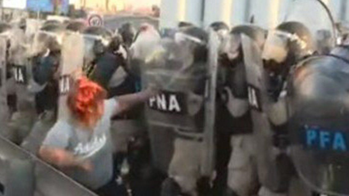 Los manifestantes se enfrentaron con la policía sobre el Puente Pueyrredón.