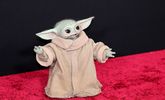 Grogu saludó al público durante la avant premiere de The Mandalorian & Grogu en Los Ángeles.