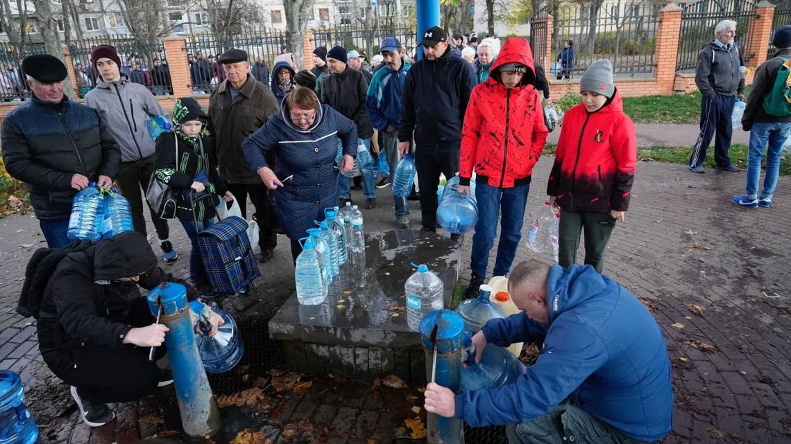 Kiev - La población acumula agua potable ante la posibilidad de un corte masivo de energía 