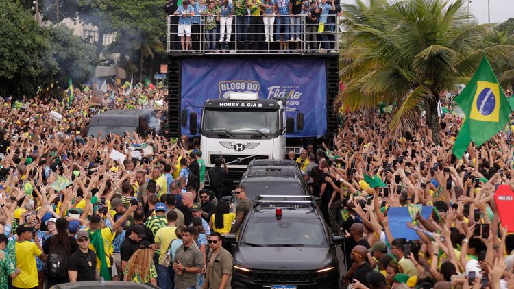 Lula y Bolsonaro cerraron sus campañas con actos multitudinarios.
