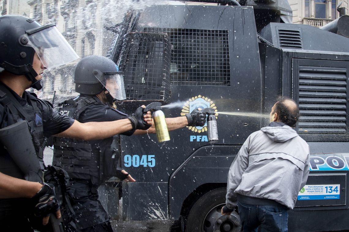 Las fuerzas de seguridad lanzaron gas pimienta a los manifestantes en la última marcha.