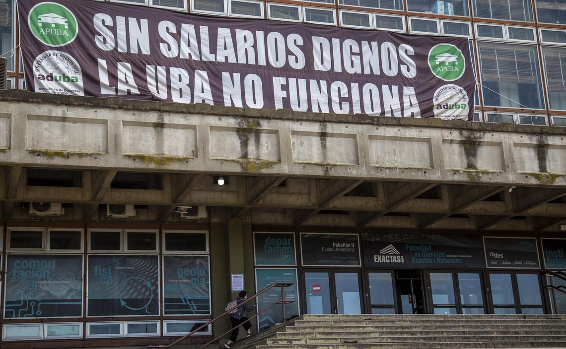 Docentes y no docentes de la UBA realizan un nuevo paro de 24 horas. Docentes y no docentes de la UBA realizan un nuevo paro de 24 horas.