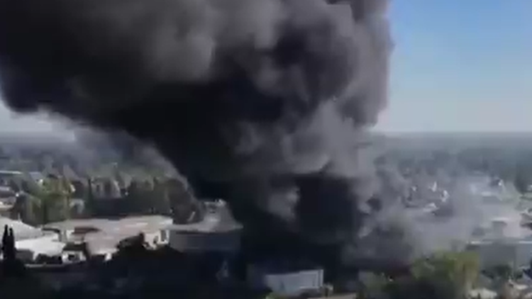 Impactante incendio en Moreno. Reparten barbijos a los vecinos por el humo tóxico.