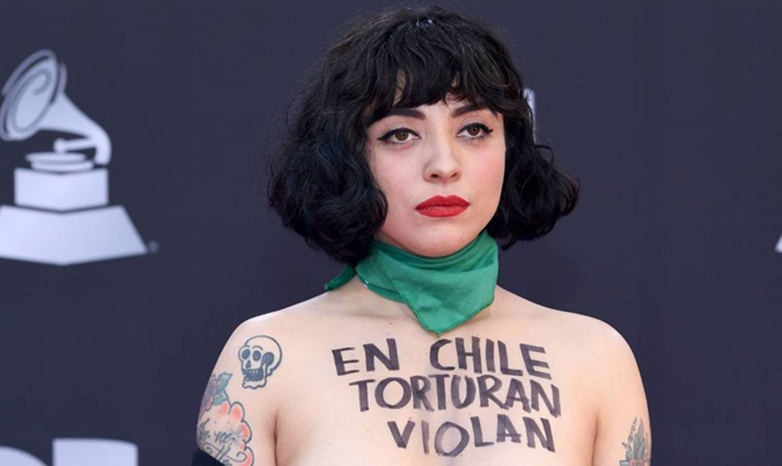 Mon Laferte se desnudó en los Latin Grammy para denunciar que en Chile torturan, violan y matan
