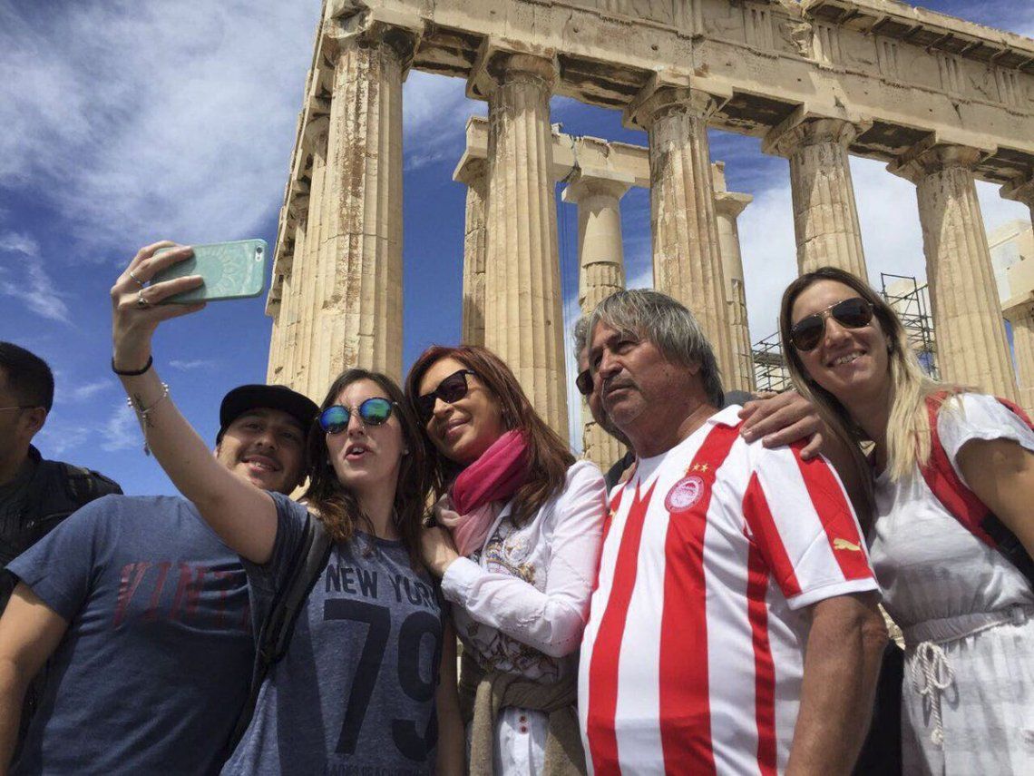Cristina se fotografío con argentinos en el Partenón