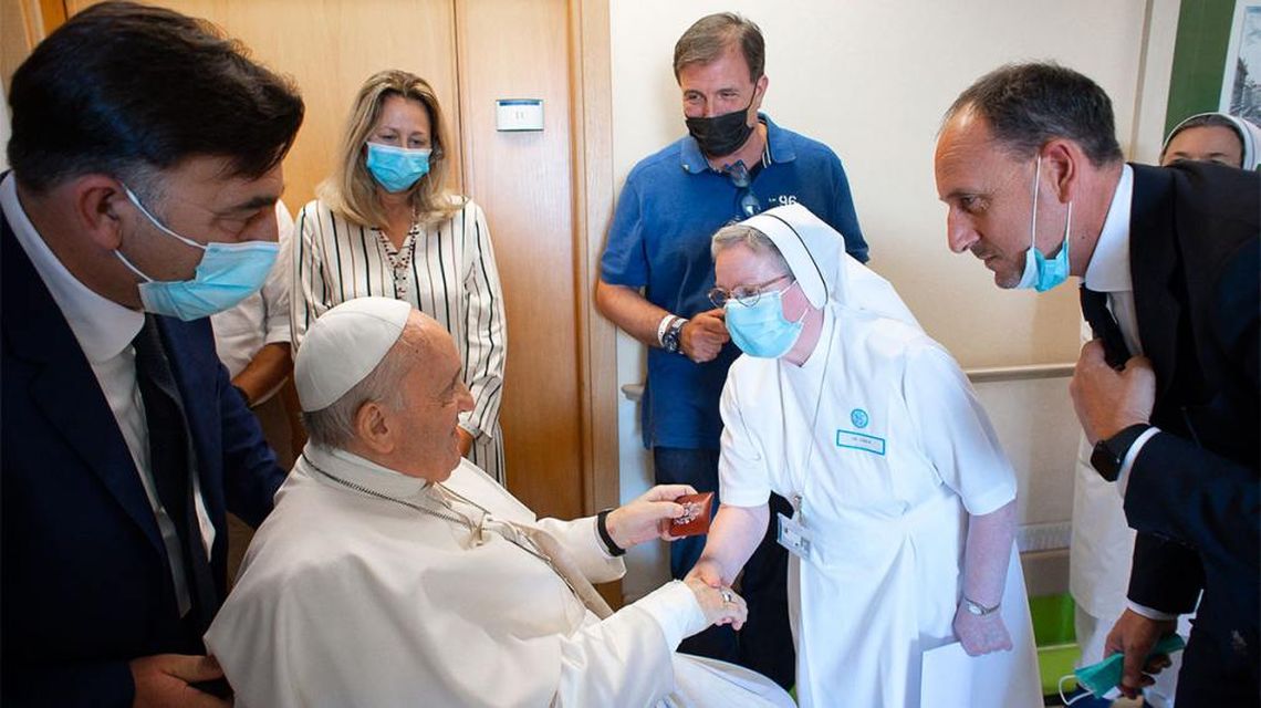 El Papa Francisco nombró como asistente al enfermero que lo atendió en 2021.