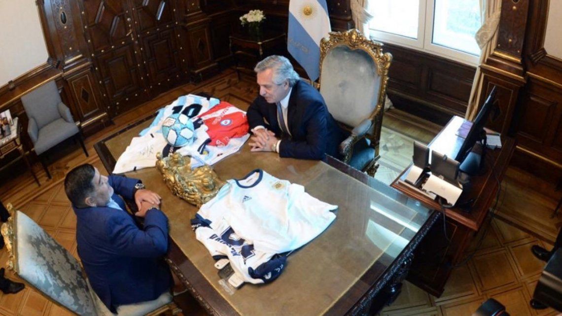 Alberto Fernández recibió a Diego Maradona en Casa Rosada y el Diez lleva un proyecto de fútbol para los pibes