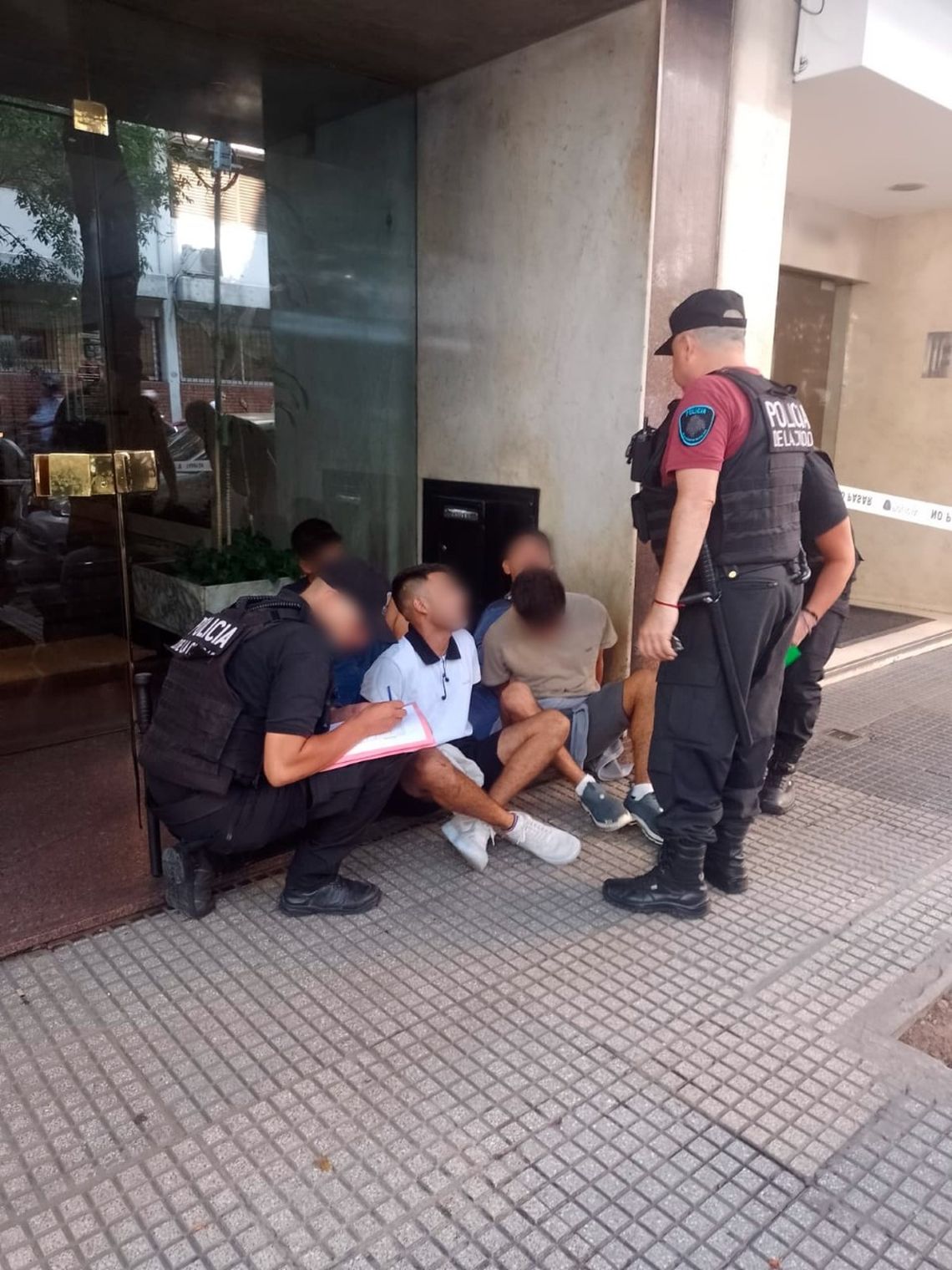 Chilenos detenidos en Recoleta por tentativa de robo.