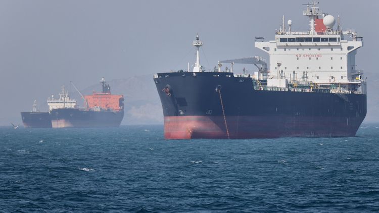 Aviones estadounidenses atacaron barcos iraníes en el estrecho de Ormuz.