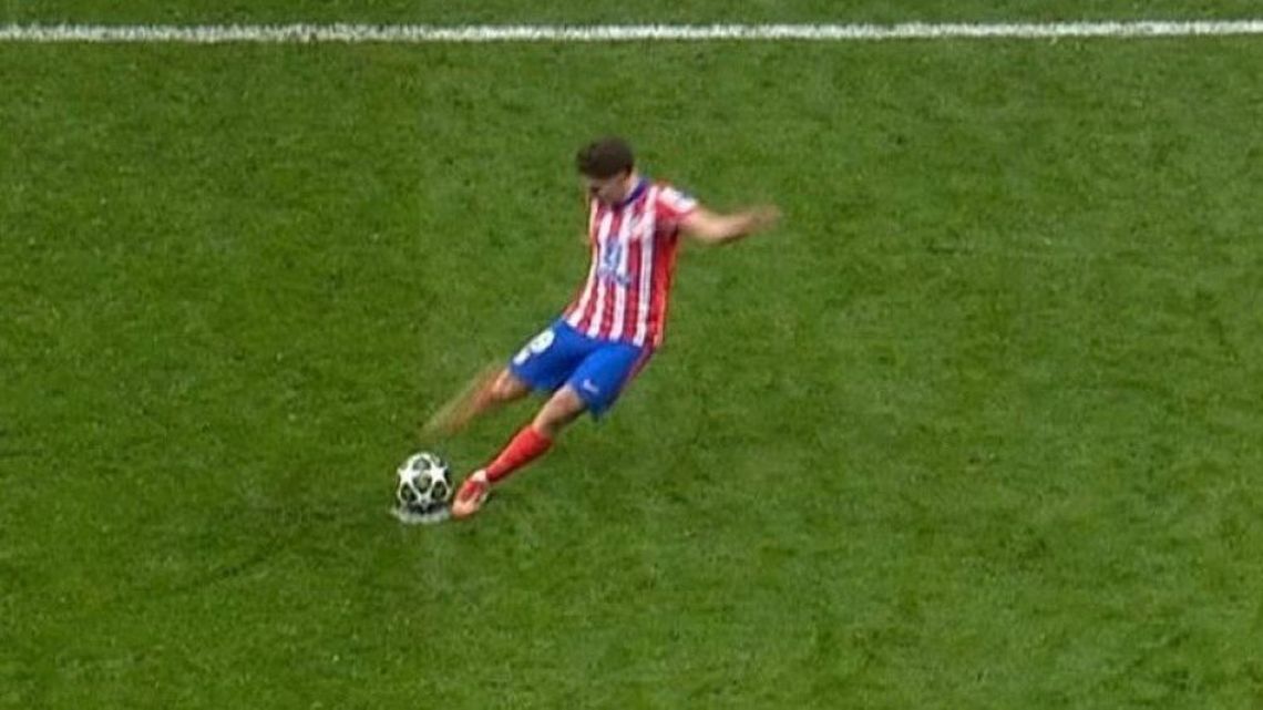 El penal de Julián Álvarez con Atlético de Madrid que derivó en el cambio de reglamentación. El penal de Julián Álvarez con Atlético de Madrid que derivó en el cambio de reglamentación.