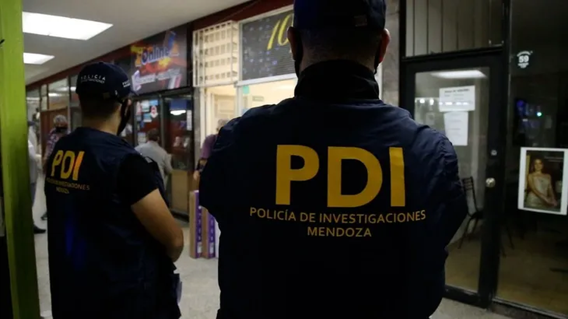 Cuatro policías de Mendoza fueron detenidos por quedarse con droga de un allanamiento.