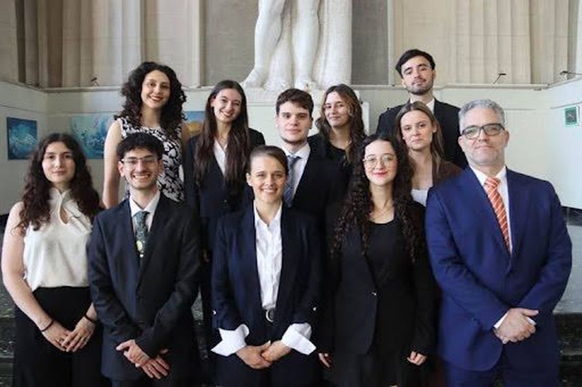Los estudiantes de la UBA, junto con el coordinador académico y la tutora académica de la Facultad de Derecho, tras el proceso de selección en noviembre de 2025. Los estudiantes de la UBA, junto con el coordinador académico y la tutora académica de la Facultad de Derecho, tras el proceso de selección en noviembre de 2025.