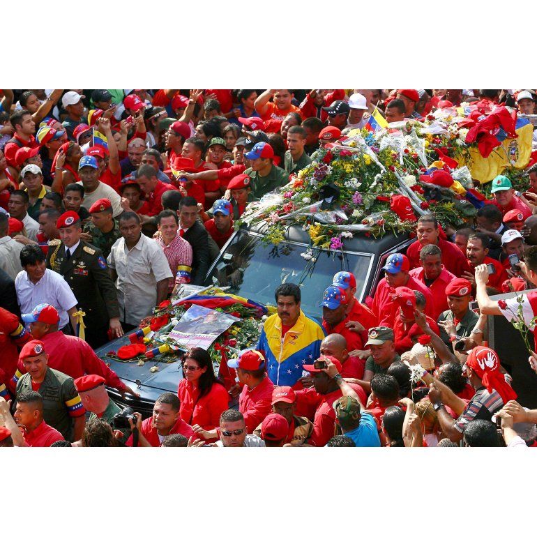Despedida a Chávez: una marea humana acompañó el féretro